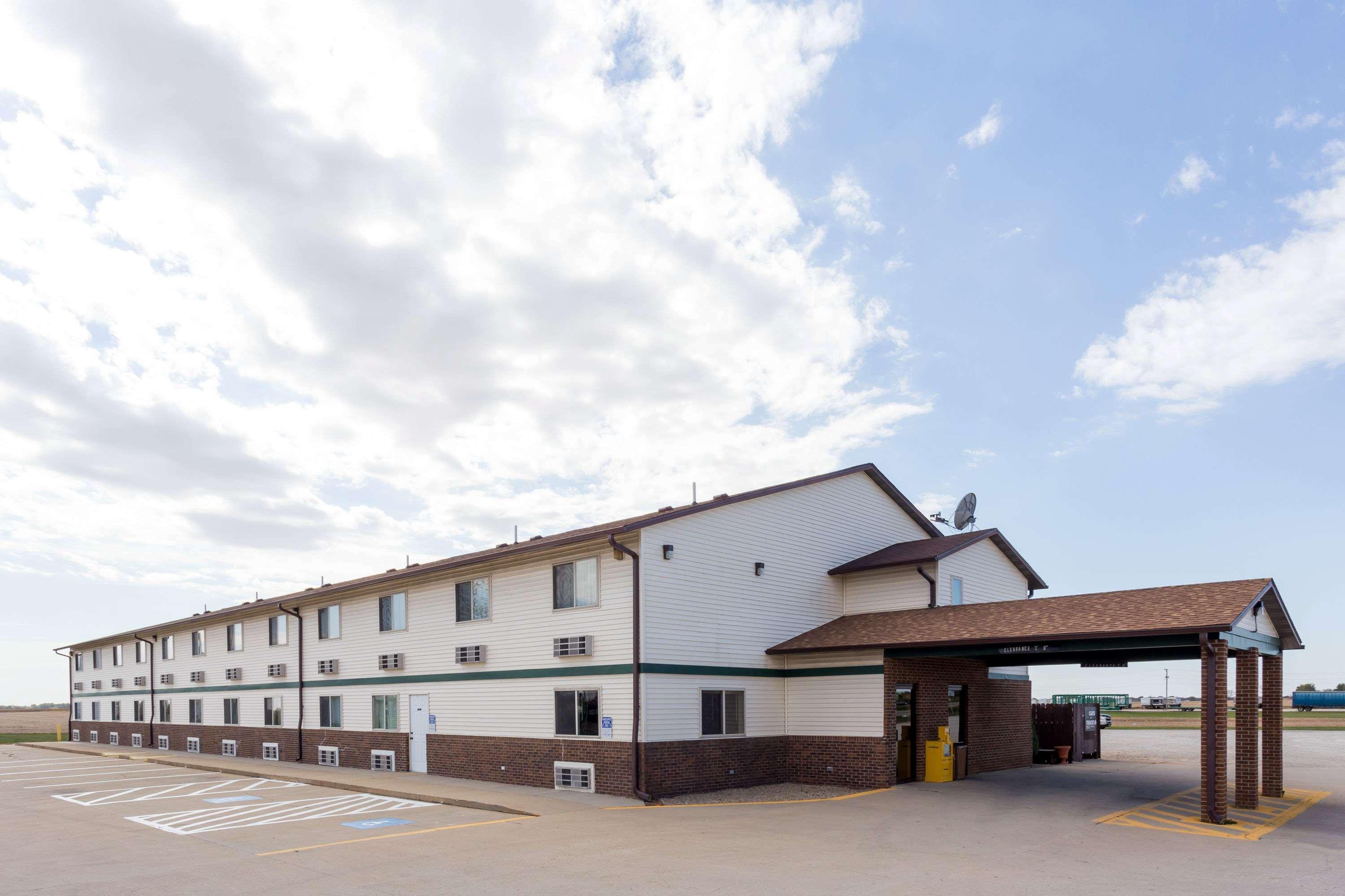 Super 8 By Wyndham Mendota I-39 Hotell Exteriör bild