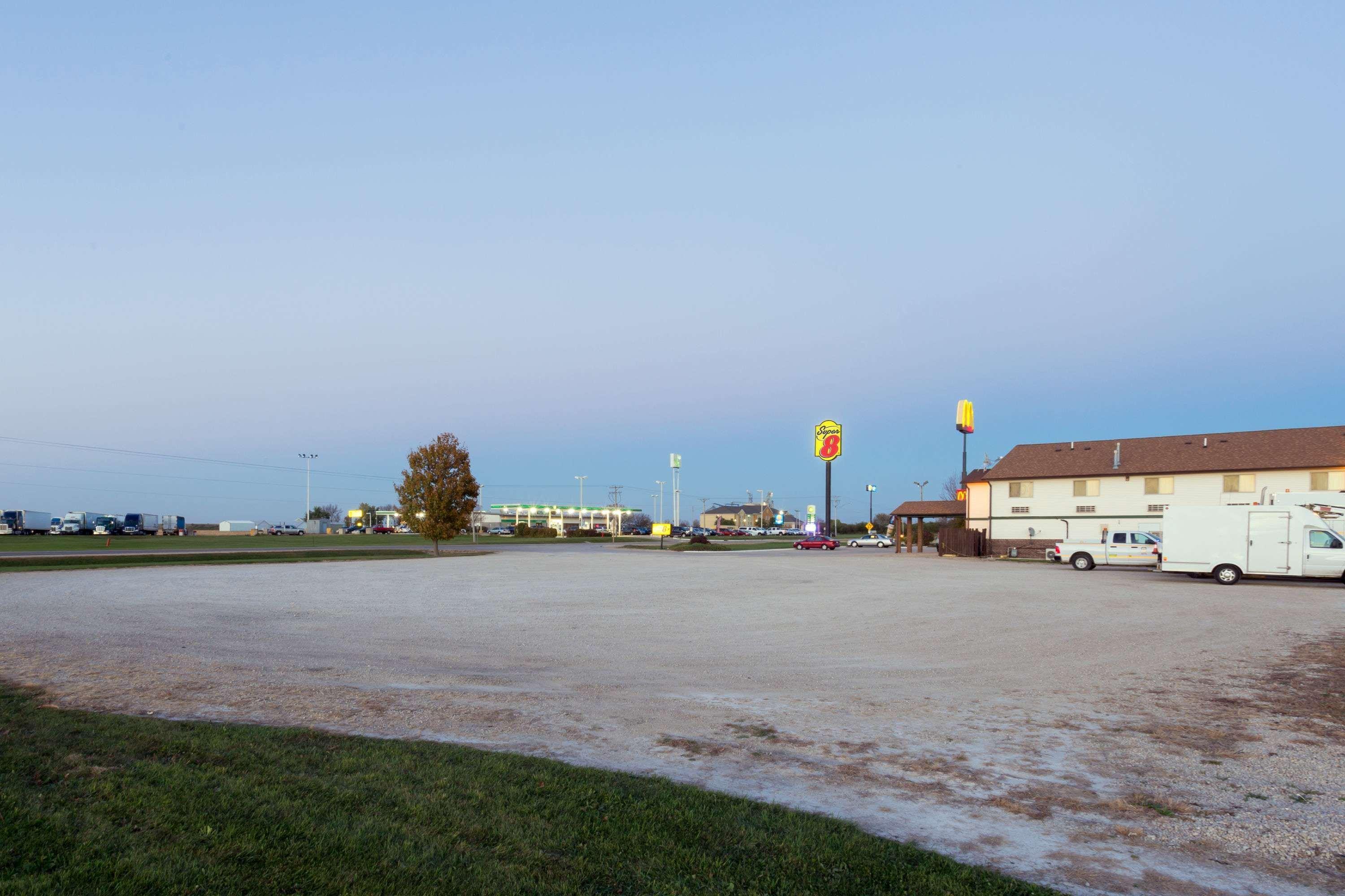 Super 8 By Wyndham Mendota I-39 Hotell Exteriör bild