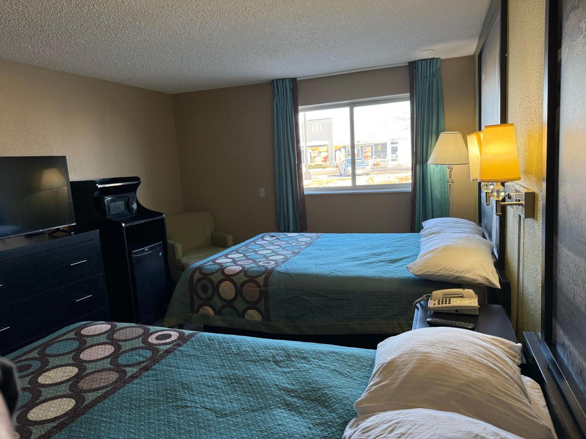 Super 8 By Wyndham Mendota I-39 Hotell Exteriör bild