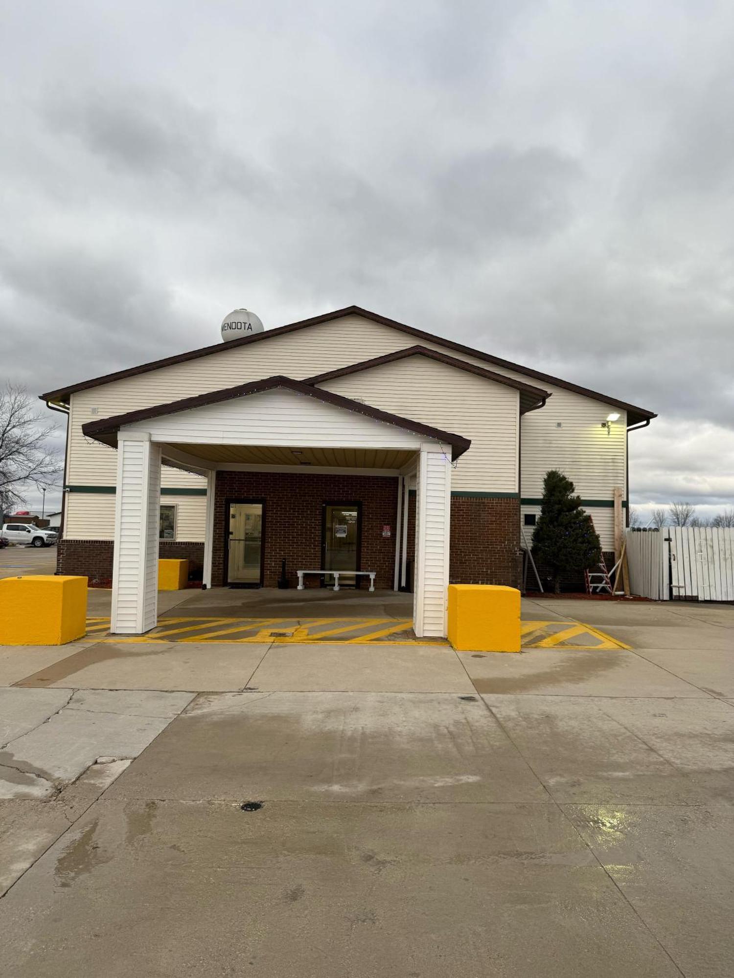 Super 8 By Wyndham Mendota I-39 Hotell Exteriör bild